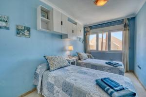 Postel nebo postele na pokoji v ubytování 1107 Marbella Beach Front House + 12 fotografií