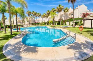 Bazén v ubytování 1107 Marbella Beach Front House nebo v jeho okolí