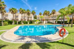 Bazén v ubytování 1107 Marbella Beach Front House nebo v jeho okolí