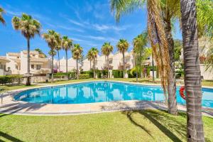 Bazén v ubytování 1107 Marbella Beach Front House nebo v jeho okolí