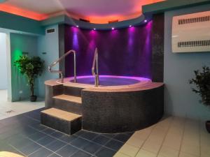 W łazience znajduje się wanna z fioletowym oświetleniem. w obiekcie Casa Marina Spa by Baltic Home w Świnoujściu