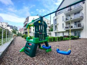 plac zabaw z huśtawką i dwoma huśtawkami w obiekcie Casa Marina Spa by Baltic Home w Świnoujściu