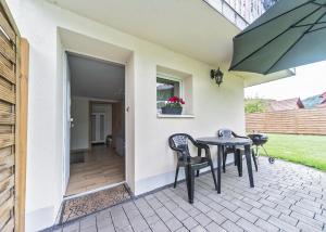 Patio lub wspólna przestrzeń na świeżym powietrzu w obiekcie Willa Aleksandra - Apartamenty