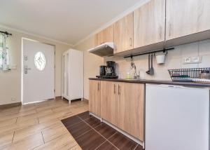 Kuchnia lub aneks kuchenny w obiekcie Willa Aleksandra - Apartamenty