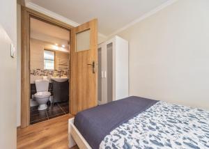 Łóżko lub łóżka w pokoju w obiekcie Willa Aleksandra - Apartamenty