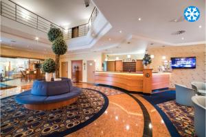 lobby hotelowe z recepcją i holem w obiekcie Hotel Partner w Warszawie