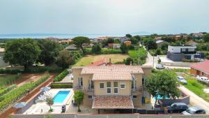une vue aérienne d'une maison avec piscine dans l'établissement Villa Lara II with private pool, à Ližnjan