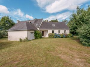 ein weißes Haus mit einem großen Hof davor in der Unterkunft Spacieuse Villa à Crac'h : 4 Ch. pour 8 Pers., Beau Jardin, Proche Plages et WiFi - FR-1-477-244 in Crach