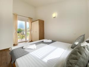 une chambre avec un grand lit blanc avec une fenêtre dans l'établissement Villa Lara II with private pool, à Ližnjan 25 autres photos