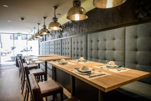 una fila de mesas y sillas en un restaurante en Hotel Rousseau, en Ginebra
