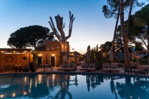 basen z leżakami i ośrodek wypoczynkowy w obiekcie Parco Ibiza, by Camping San Antonio est 1961 w mieście San Antonio