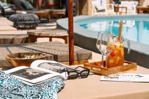 stół z napojem, książką i kieliszkiem wina w obiekcie Parco Ibiza, by Camping San Antonio est 1961 w mieście San Antonio +24 zdjęcia