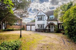 una gran casa blanca con entrada para coches en 4BR Cottage, Parking, NEC, Birmingham Airport, en Birmingham