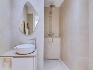 クアルテイラにあるAL Apartamento Alsolの洗面台と鏡のあるバスルーム +15枚の写真