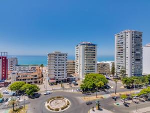 クアルテイラにあるAL Apartamento Alsolの高層ビルの前に時計がある街