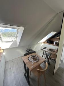 a room with a table and a dining room at Green river apartments in Lancovo