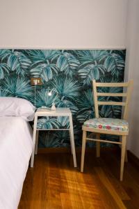 a bedroom with a bed and a table and two chairs at Apartamento turístico en la Ribeira Sacra in Sober
