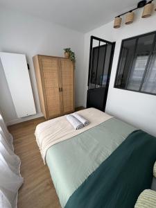 un dormitorio con una cama grande en una habitación en Appart proche Paris Disney Bercy , Parking, en Joinville-le-Pont