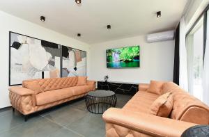 ŠtokovciにあるHouse Lina 2346のソファ2つとテーブルのあるリビングルーム