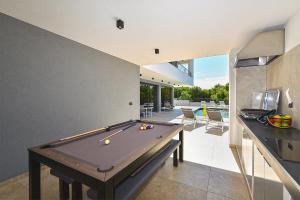 ŠtokovciにあるHouse Lina 2346のキッチン付きの部屋の中央にビリヤード台があります。