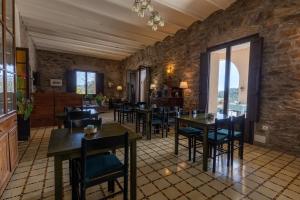 A restaurant or other place to eat at La Torre del Vilar
