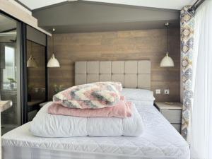 ein Schlafzimmer mit einem Bett mit zwei Kissen darauf in der Unterkunft Stewarts Resort Lodge 41 in St Andrews