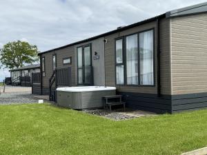 ein Haus mit einem Whirlpool an der Seite in der Unterkunft Stewarts Resort Lodge 41 in St Andrews
