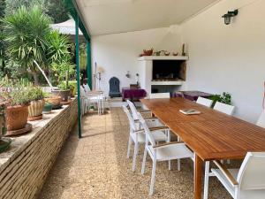 Un comedor con mesa y sillas de madera. en Villa Zen, en Pinet 8 fotos más
