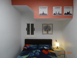 Ένα ή περισσότερα κρεβάτια σε δωμάτιο στο close to beach and 15 mints to la rambla by tren