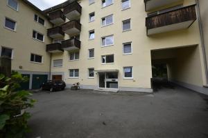 an apartment building with a car parked in front of it at Ferienwohnung Am Rathaus in Garmisch-Partenkirchen