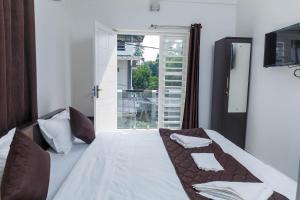 Postel nebo postele na pokoji v ubytování Guest West Inn Cochin