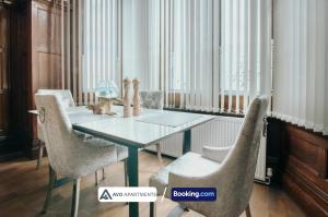 ein Esszimmer mit Tisch und Stühlen und Fenstern in der Unterkunft Bessemer House Sheffield City in Attercliffe