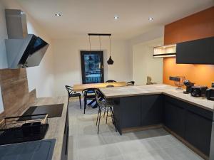 Una cocina y un comedor con mesa y sillas. en Le Maëlia gîte 5 étoiles, en Nyons 23 fotos más