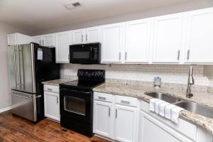 Gallery image of Pool Table, Spacious 3 Story, 4 Bedroom Dwelling in Goose Creek