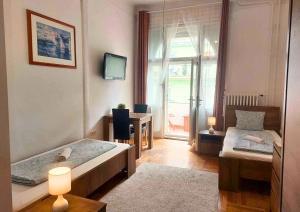 Televízia a/alebo spoločenská miestnosť v ubytovaní Black Sheep Budapest Smart Rooms