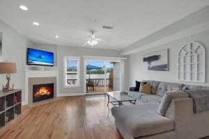 salon z kanapą i kominkiem w obiekcie Lakefront 3br Townhome W Stunning Views! w mieście Charleston