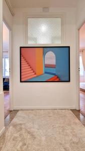 une peinture murale dans une pièce dans l'établissement Jazzy et Spacieux Appartement Prom des Anglais, à Nice