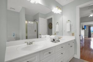 biała łazienka z umywalką i lustrem w obiekcie Lakefront 3br Townhome W Stunning Views! w mieście Charleston +40 zdjęć