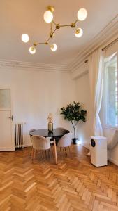 une salle à manger avec une table et des chaises dans l'établissement Jazzy et Spacieux Appartement Prom des Anglais, à Nice