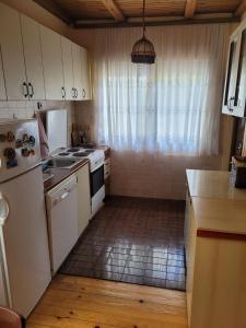 Kuchyň nebo kuchyňský kout v ubytování Apartman Đokić