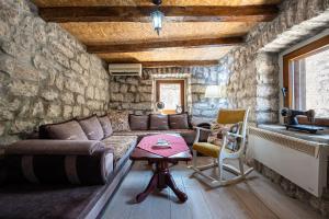 采蒂涅Stara kuca的客厅里有一张沙发和一张桌子。