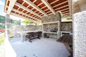 采蒂涅Stara kuca的庭院设有2个长椅和石墙