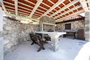 采蒂涅Stara kuca的一个带桌子和石墙的庭院 更多2张照片