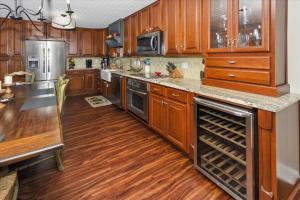 cocina grande con armarios de madera y suelo de madera en Dolphin Point 305B- by Holiday Isle Properties, en Destin