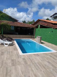 Bazén v ubytování Casa de praia no condomínio verdes mares km 17 nebo v jeho okolí