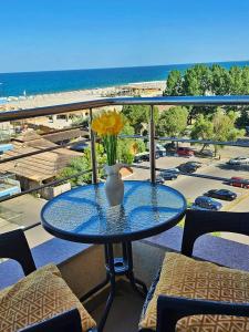 un vaso con un fiore giallo su un tavolo sul balcone di Mamaia a Mamaia