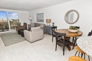 una sala de estar con una mesa y un sofá en Dolphin Point 404A- by Holiday Isle Properties, en Destin 129 fotos más