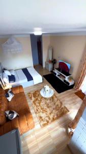 Postel nebo postele na pokoji v ubytování Utopia Air B&B Kampala Uganda