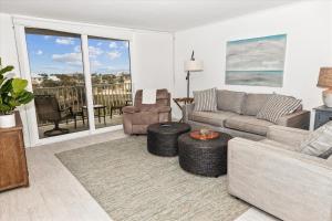 una sala de estar con un sofá y una silla en Dolphin Point 404A- by Holiday Isle Properties, en Destin