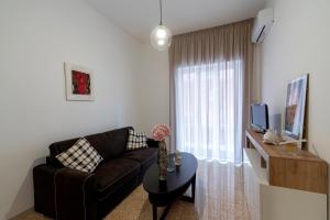 a living room with a couch and a table at Casa Giulia in Castellammare di Stabia